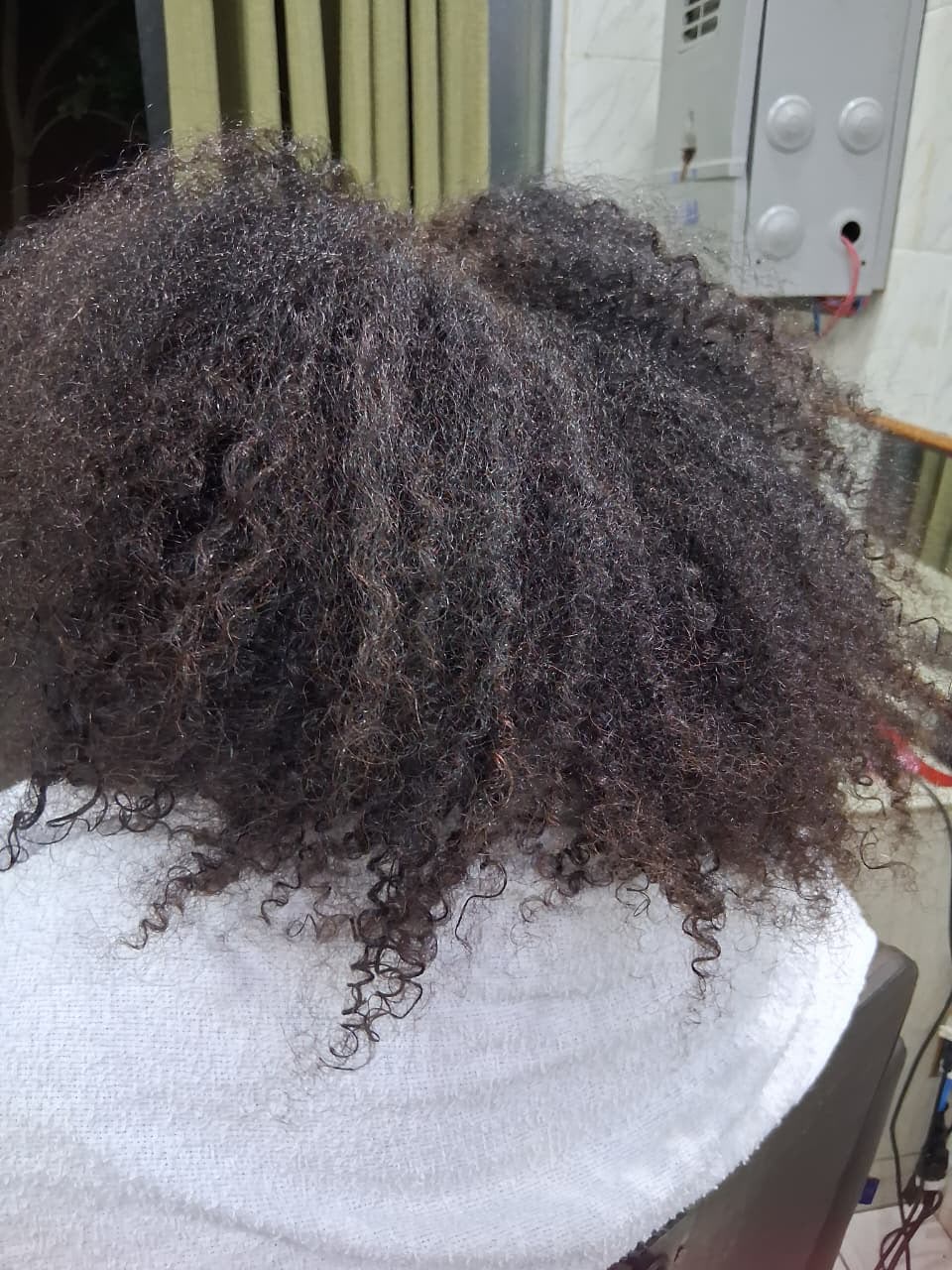 Antes: Cachos com frizz e armação